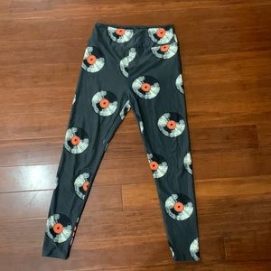 VINTAGE VINYL PATTERNED OS LULAROE LEGGINGS